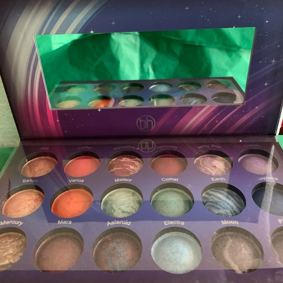 Galaxy Chic Baked Eyeshadow Palette - Picture 6 of 6